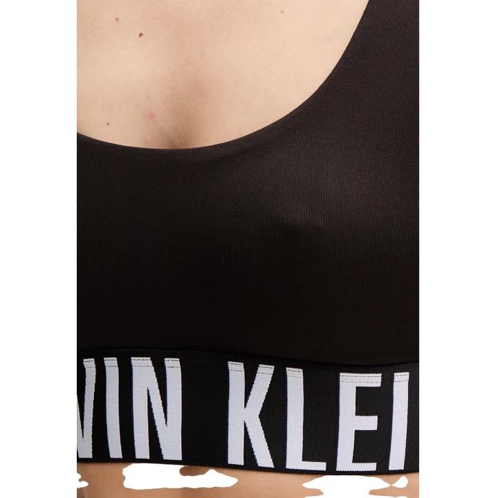 Detalle del tejido negro y la banda elástica del bralette Calvin Klein Underwear