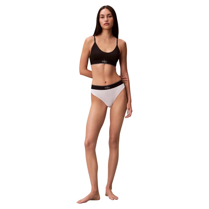 Tanga blanca Calvin Klein Underwear para mujer LV00QF8813 en vista frontal