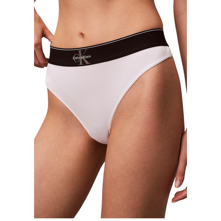 Detalle frontal de tanga blanca Calvin Klein Underwear para mujer LV00QF8813