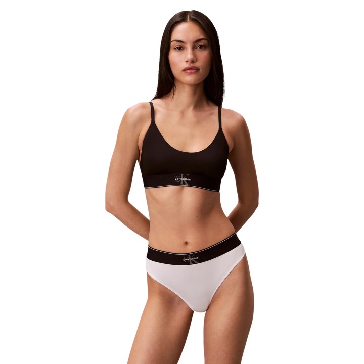 Tanga blanca Calvin Klein Underwear para mujer LV00QF8813 en vista frontal