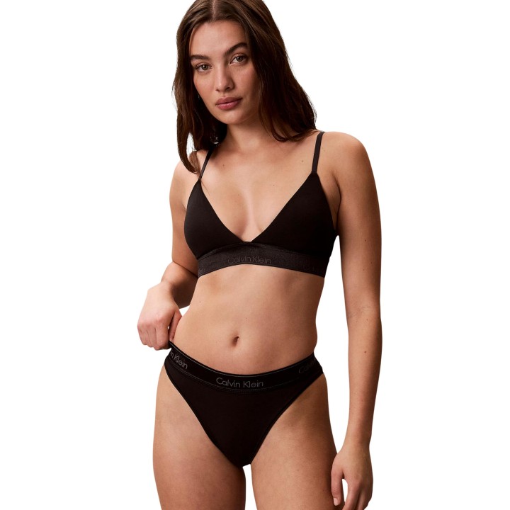 Calvin Klein Underwear sujetador de mujer negro Lightly Lined Triangle vista frontal cercana
