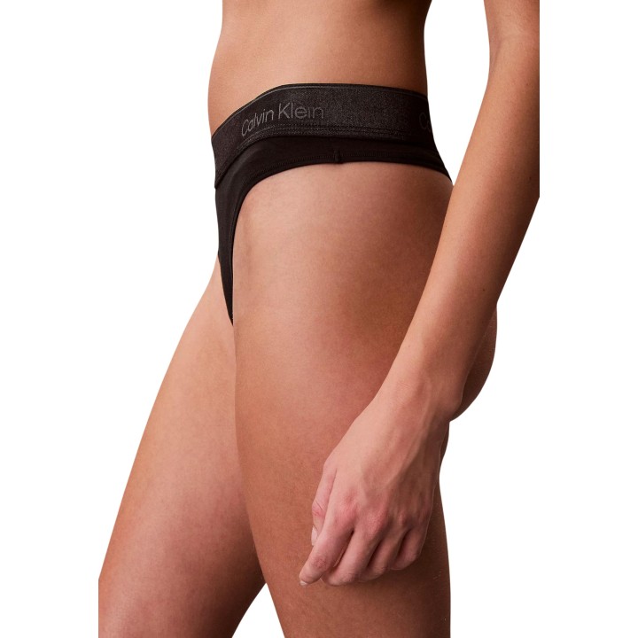 Tanga negra para mujer Calvin Klein Underwear LV00QF8826 en vista posterior