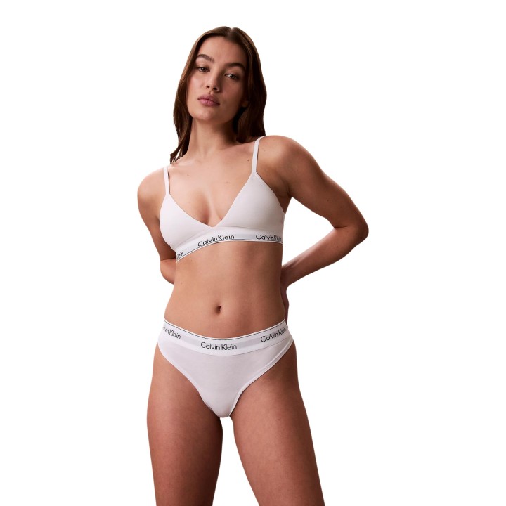 Tanga Calvin Klein Underwear para mujer blanca vista frontal en modelo