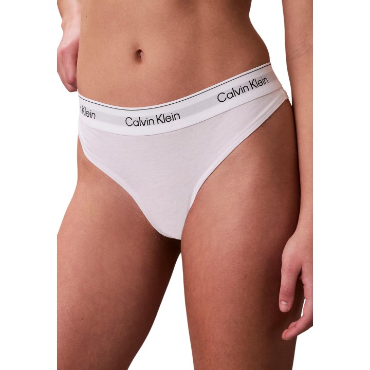 Detalle frontal de tanga Calvin Klein Underwear para mujer blanca