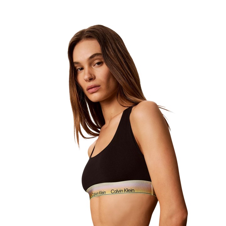 Calvin Klein Underwear sujetador bralette negro de mujer vista frontal en tres cuartos