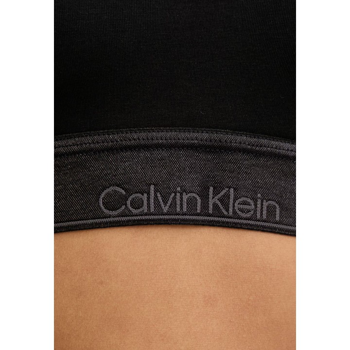 Detalle del tejido negro y la banda Calvin Klein del sujetador bralette LV00QF8870