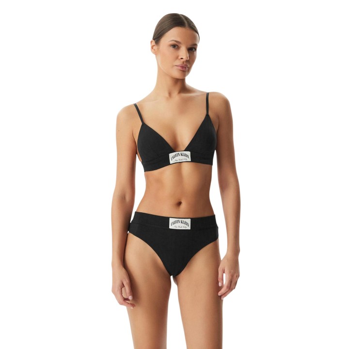 Sujetador triangular Calvin Klein Underwear negro para mujer vista frontal de cuerpo entero
