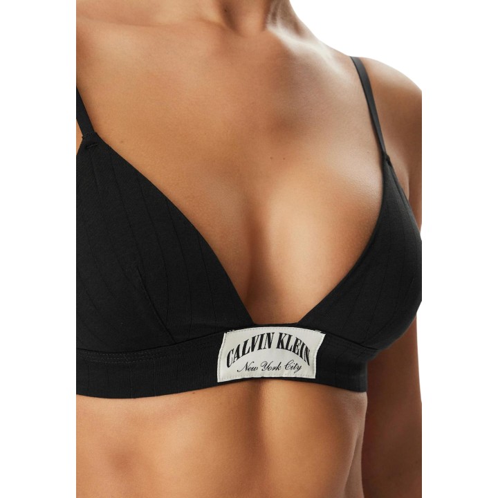 Detalle frontal del sujetador triangular Calvin Klein Underwear negro para mujer