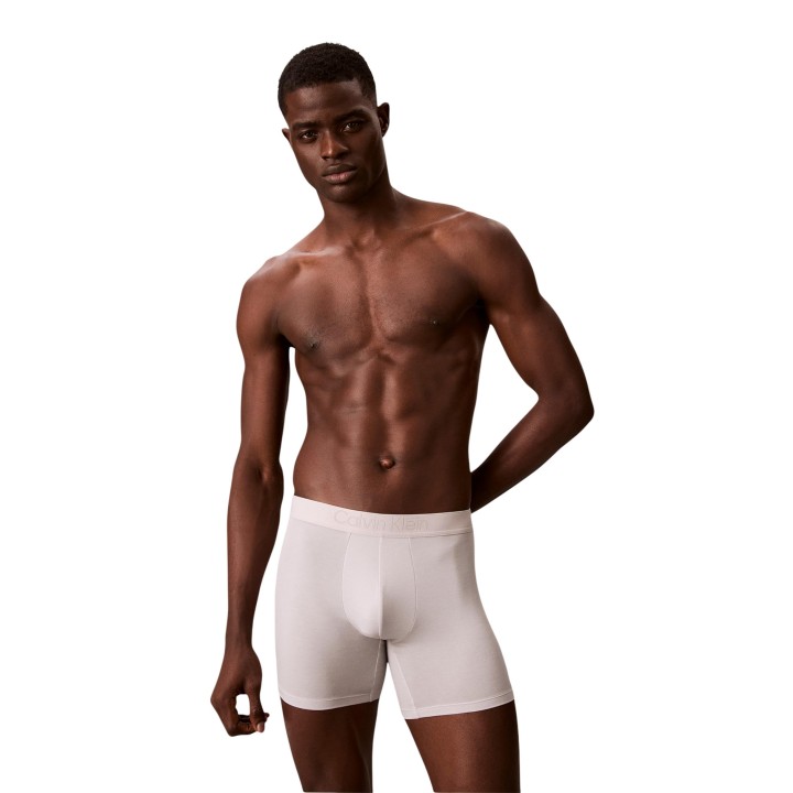 Calvin Klein bóxer de hombre en color gris claro vista frontal en modelo