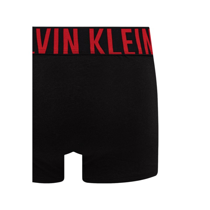 Detalle frontal de bóxer Calvin Klein Underwear negro con cintura roja