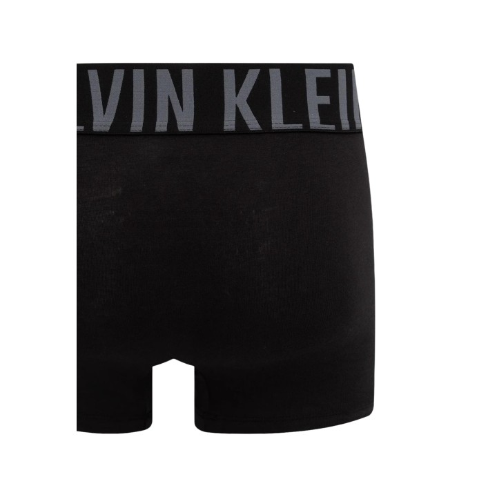 Detalle frontal de bóxer Calvin Klein Underwear negro con cintura gris