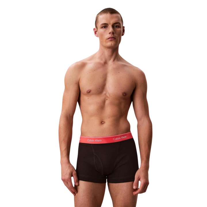 Bóxer trunk Calvin Klein Underwear para hombre en color negro vista frontal