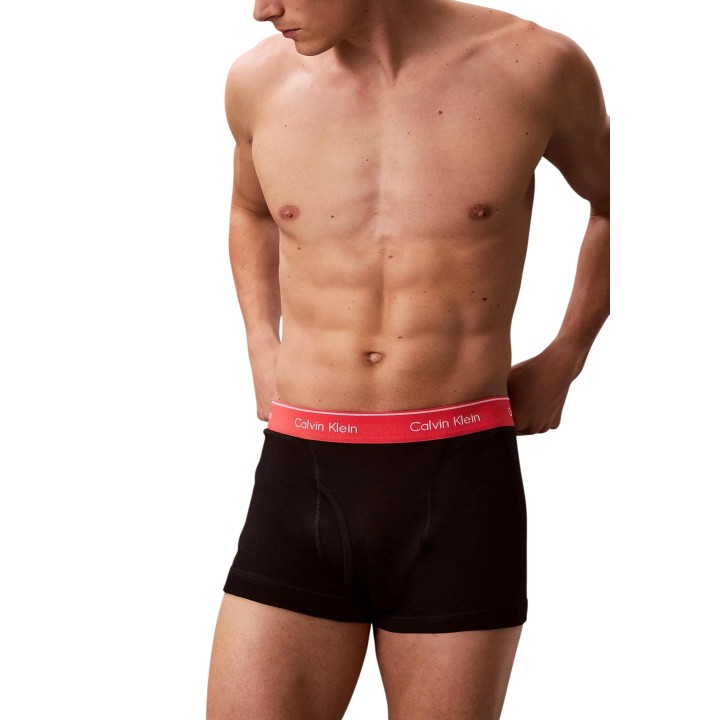 Bóxer trunk Calvin Klein Underwear para hombre en color negro detalle frontal