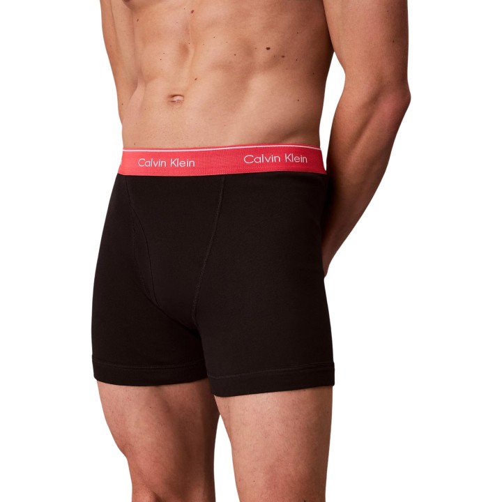 Detalle frontal del bóxer negro de hombre Calvin Klein Underwear 000NB4003A
