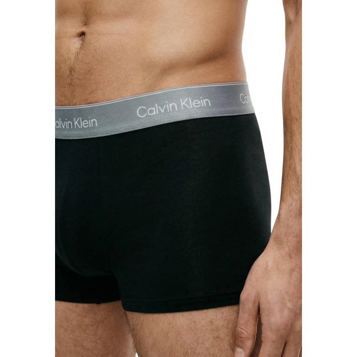 Detalle de bóxer Calvin Klein para hombre en negro con cintura gris