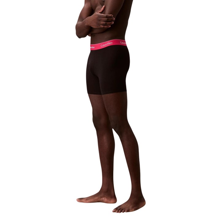 Bóxer Calvin Klein Underwear para hombre en negro con cinturilla magenta vista lateral