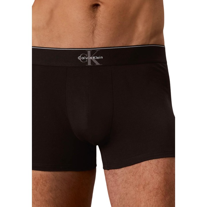 Detalle frontal de bóxer Calvin Klein Underwear para hombre en negro