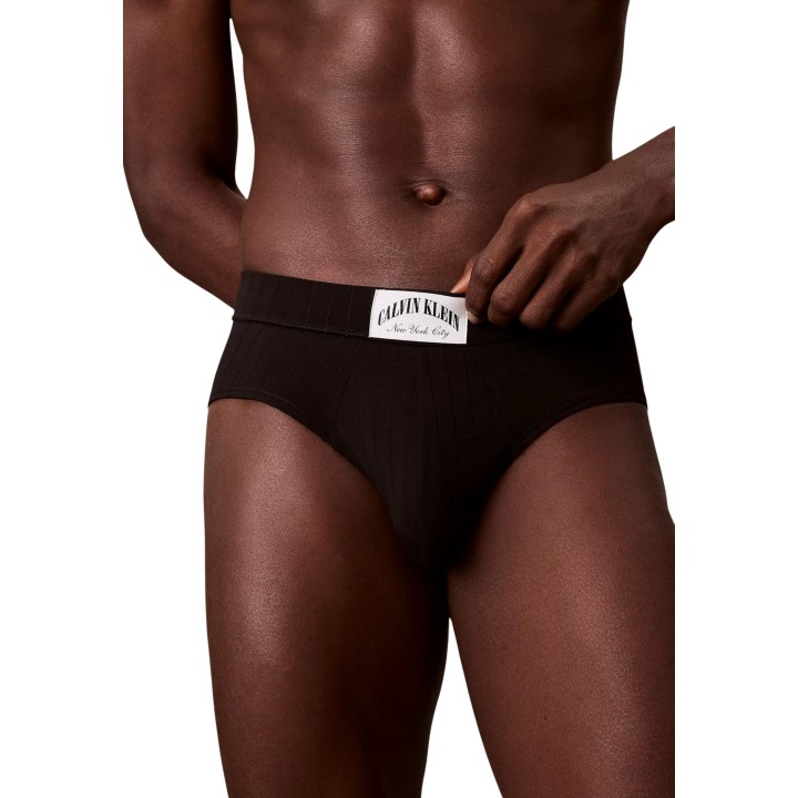 Detalle del slip negro de hombre Calvin Klein Underwear LV00NB4503