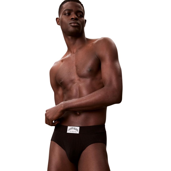 Slip negro de hombre Calvin Klein Underwear LV00NB4503 en vista de tres cuartos