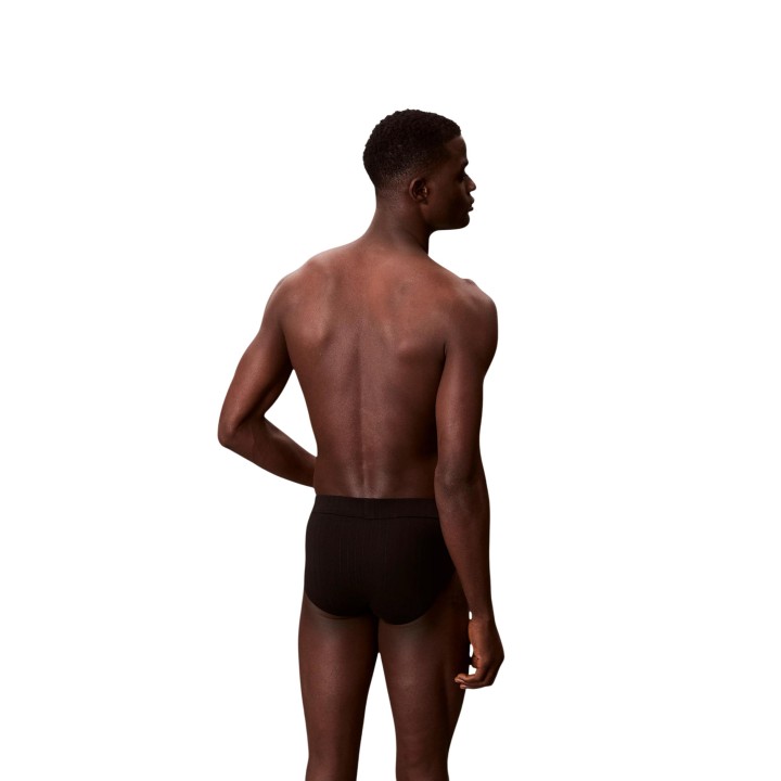 Slip negro de hombre Calvin Klein Underwear LV00NB4503 en vista posterior