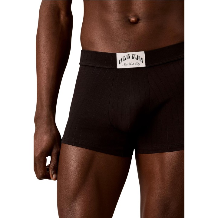 Detalle frontal del bóxer negro Calvin Klein Underwear para hombre