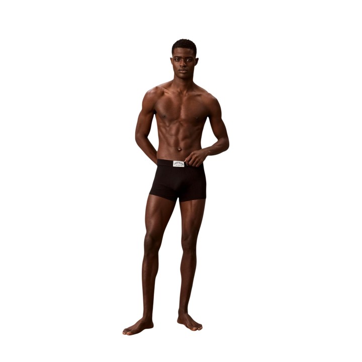 Bóxer negro Calvin Klein Underwear para hombre vista frontal de cuerpo entero