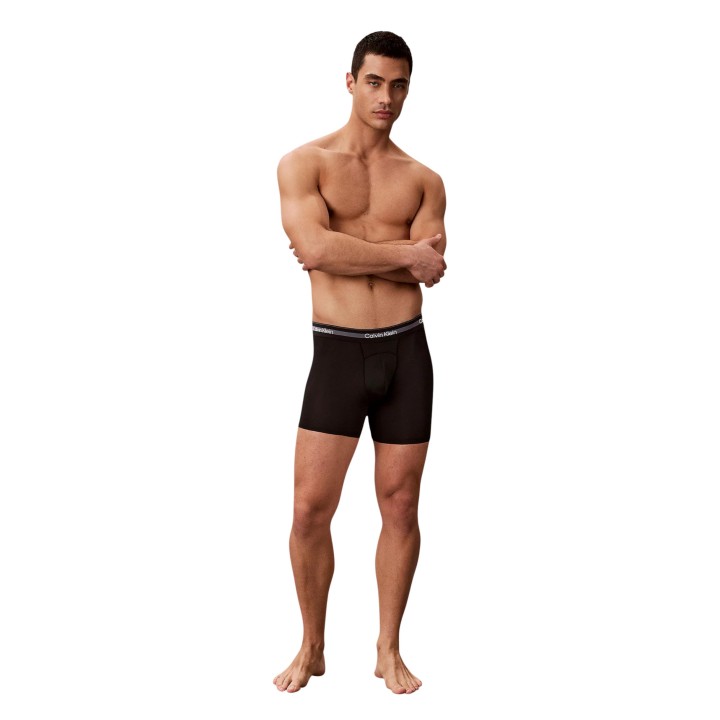 Bóxer negro Calvin Klein para hombre vista de tres cuartos