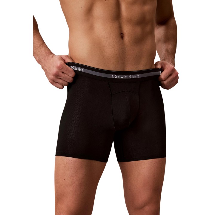 Detalle frontal del bóxer negro Calvin Klein para hombre