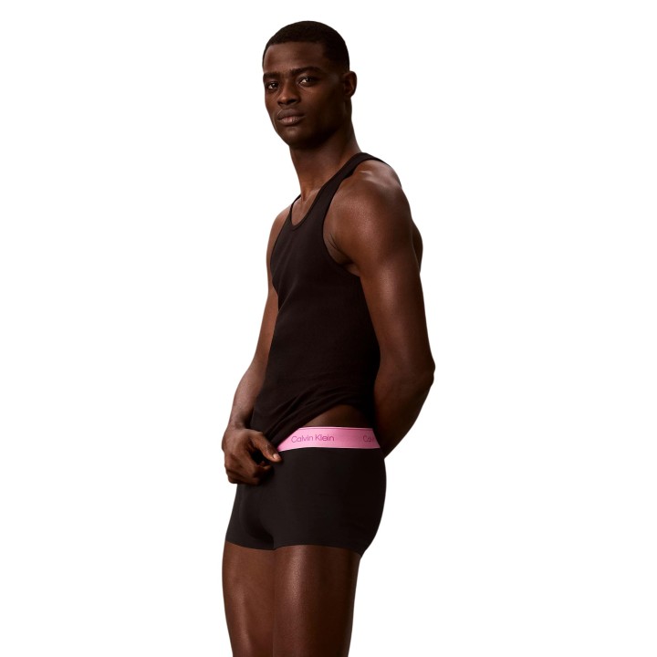 Bóxer Calvin Klein Underwear para hombre en negro con cinturilla rosa vista de tres cuartos