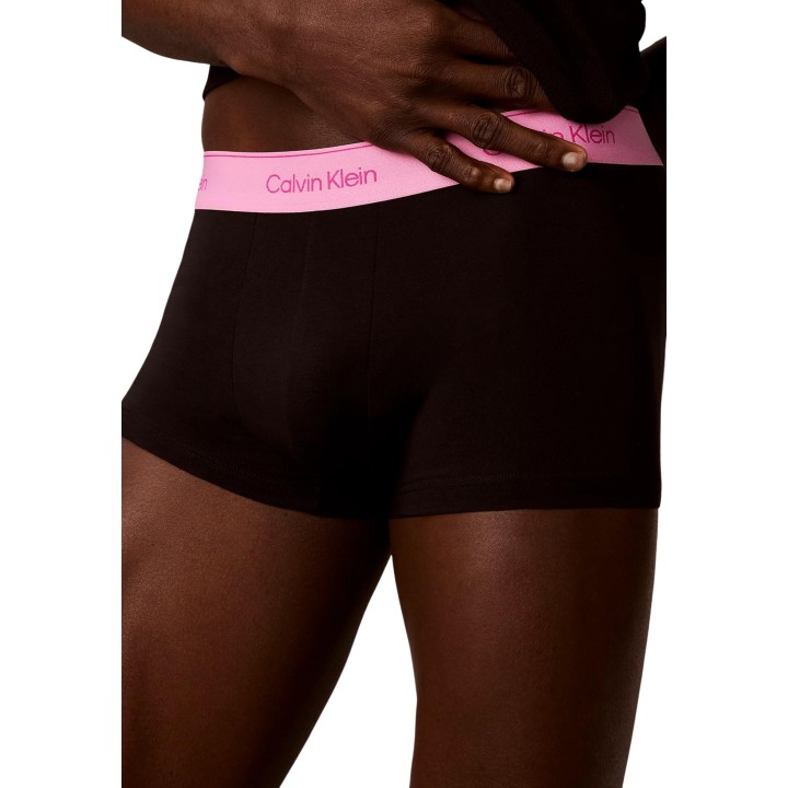 Detalle de bóxer Calvin Klein Underwear para hombre en negro con cinturilla rosa