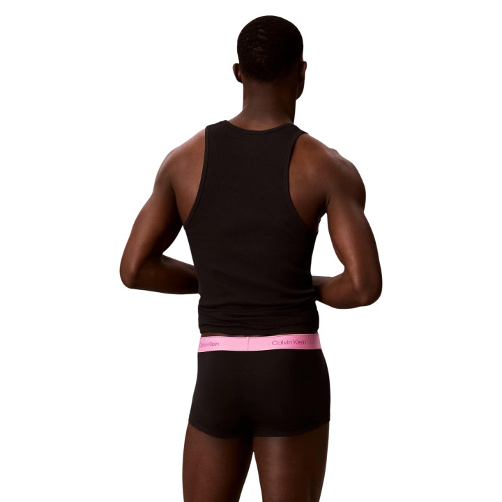 Bóxer Calvin Klein Underwear para hombre en negro con cinturilla rosa vista posterior