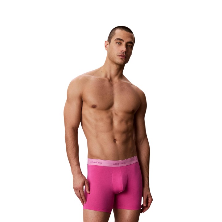 Calvin Klein Underwear bóxer de hombre rosa vista frontal en modelo