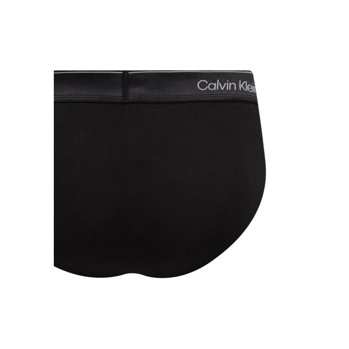 Detalle frontal de slip negro para hombre Calvin Klein Underwear LV00NB4574