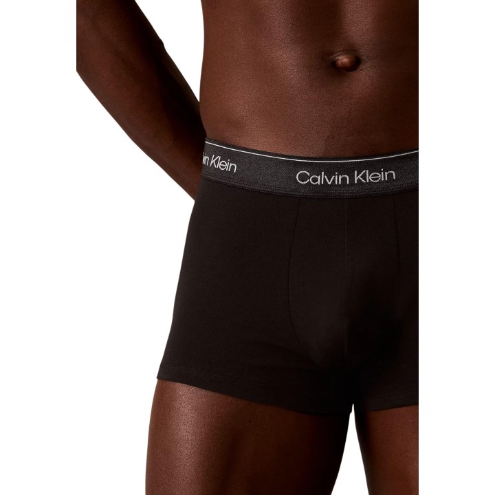Detalle frontal del bóxer negro Calvin Klein Underwear para hombre LV00NB4575