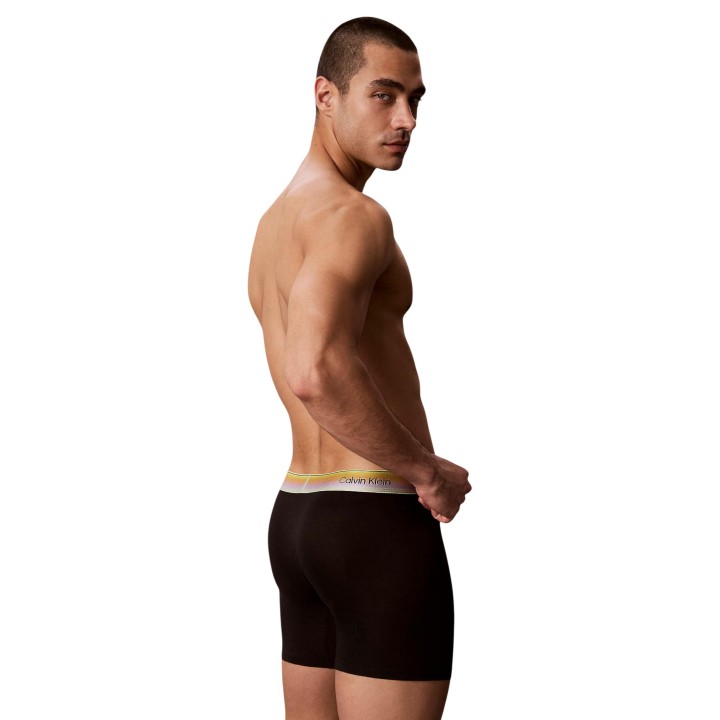 Calvin Klein Underwear bóxer negro de hombre vista tres cuartos