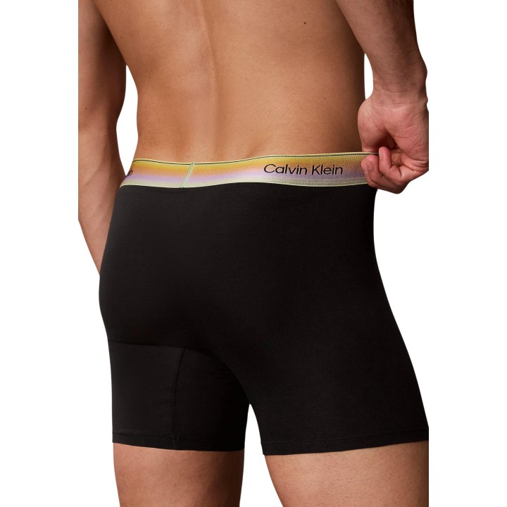 Detalle posterior del bóxer negro de hombre Calvin Klein Underwear
