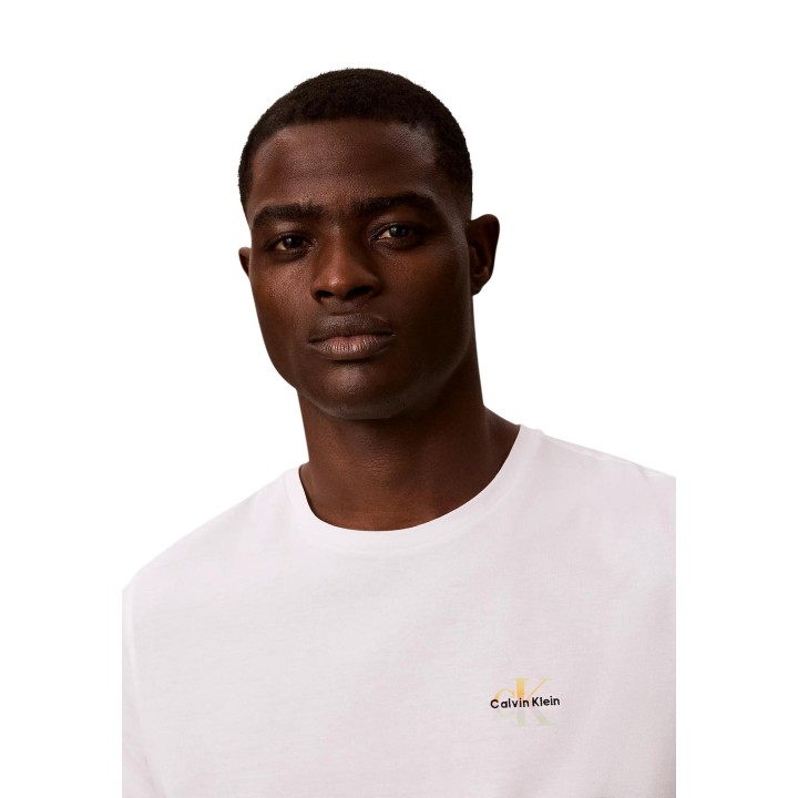Detalle frontal de camiseta interior blanca Calvin Klein Underwear para hombre
