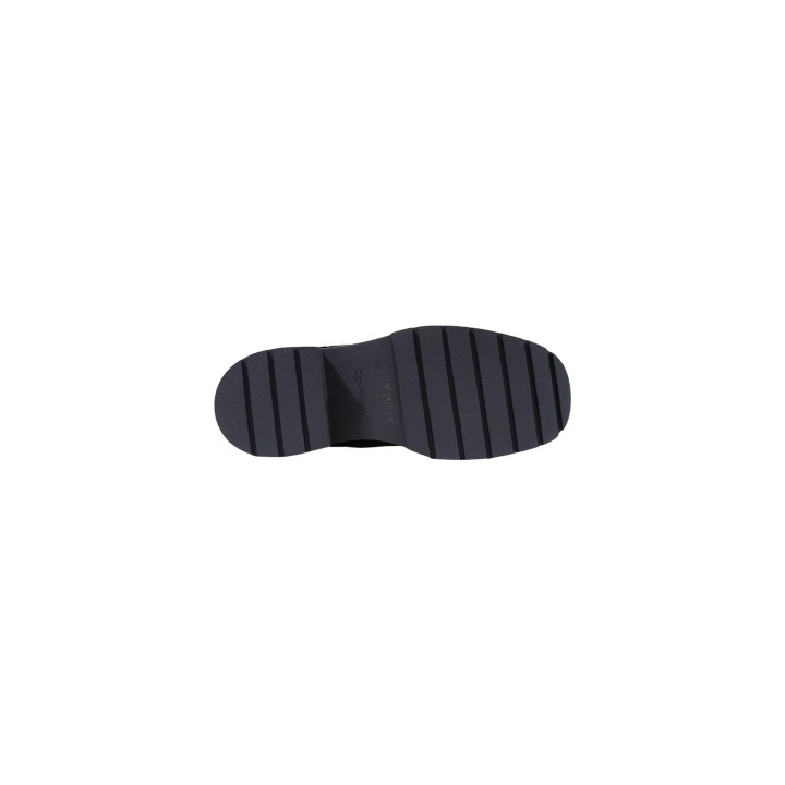Detalle de la suela negra de zapatos de tacón Calvin Klein para mujer