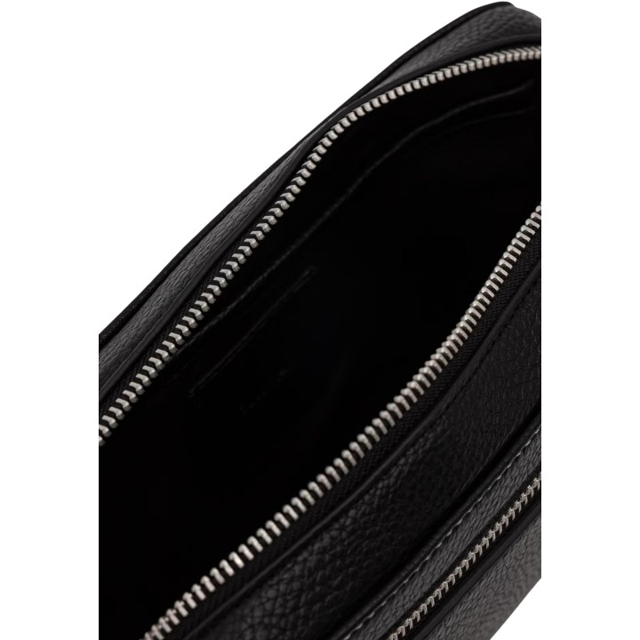 Detalle del interior negro y cremallera del bolso Calvin Klein