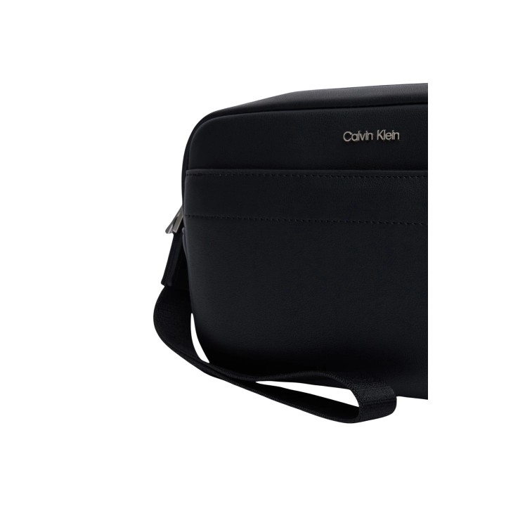 Calvin Klein bolso de hombre negro detalle frontal con asa referencia LV04D1277G