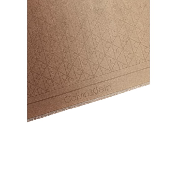 Detalle de pashmina Calvin Klein para mujer en beige oscuro con logo