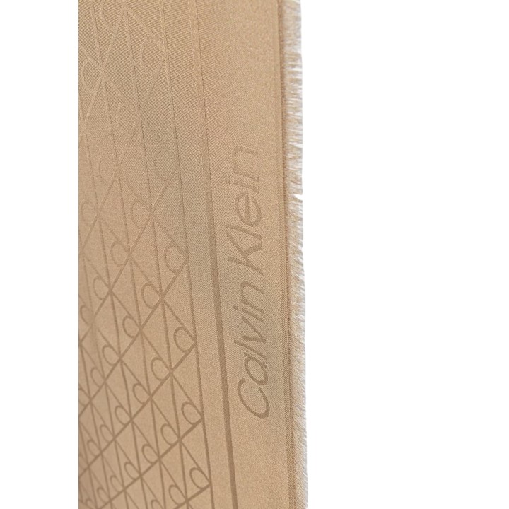 Detalle lateral de pashmina Calvin Klein para mujer en beige oscuro