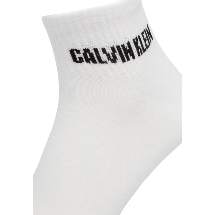 Detalle del logo Calvin Klein en calcetín corto blanco para hombre 701241735