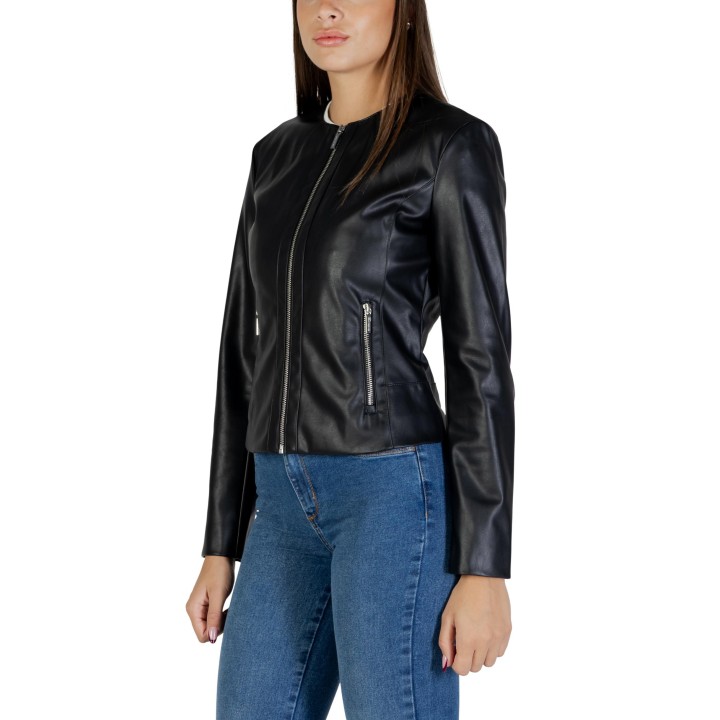 Armani Exchange chaqueta negra de mujer vista de tres cuartos