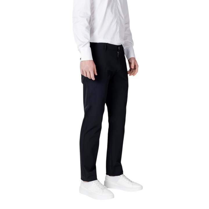 Pantalón negro de hombre Armani Exchange 8NZP49 ZNYZZ vista de tres cuartos