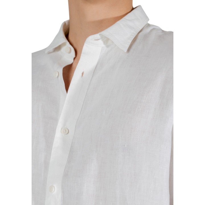 Armani Exchange camisa de hombre blanca XM001221 AF14619 detalle del cuello y botones