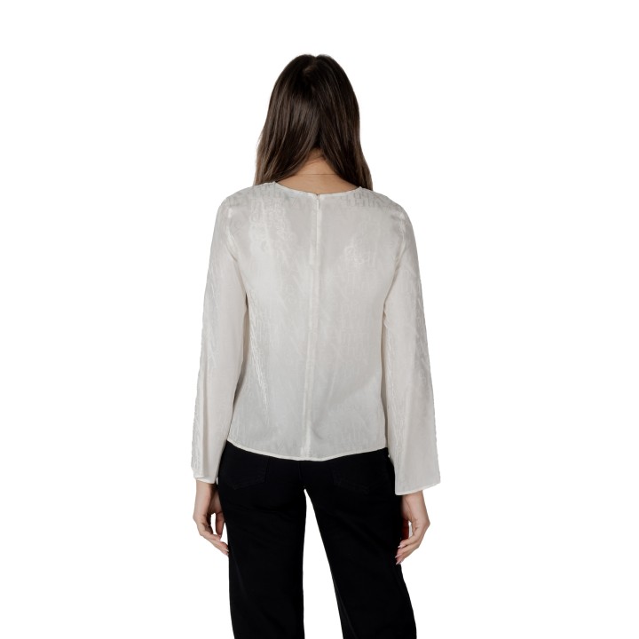 Armani Exchange blusa de mujer color crema con estampado tonal vista posterior