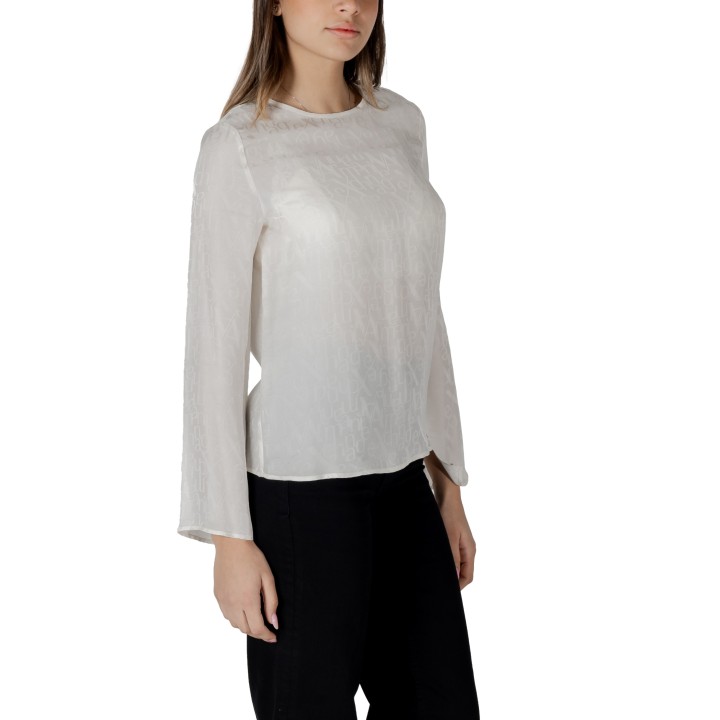 Armani Exchange blusa de mujer color crema con estampado tonal vista de tres cuartos