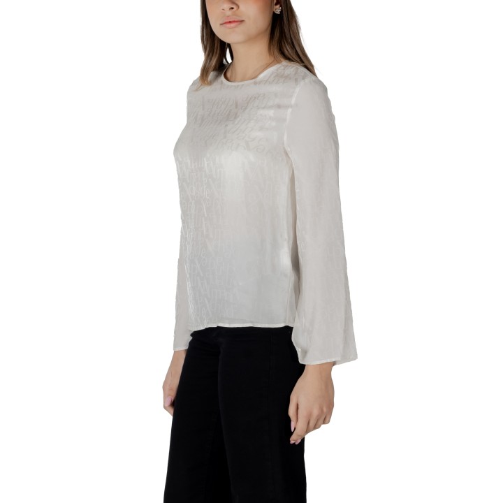 Armani Exchange blusa de mujer color crema con estampado tonal vista de tres cuartos
