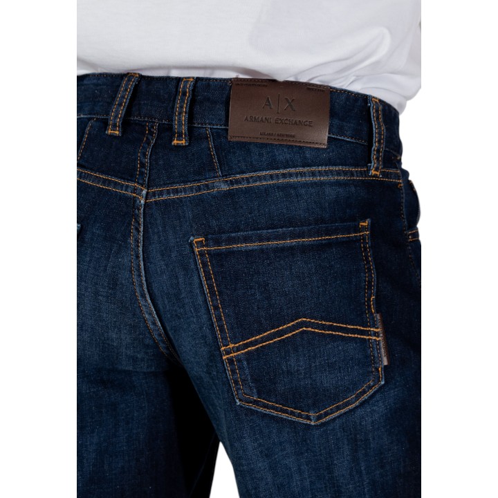 Detalle posterior de bermuda vaquera Armani Exchange azul oscuro